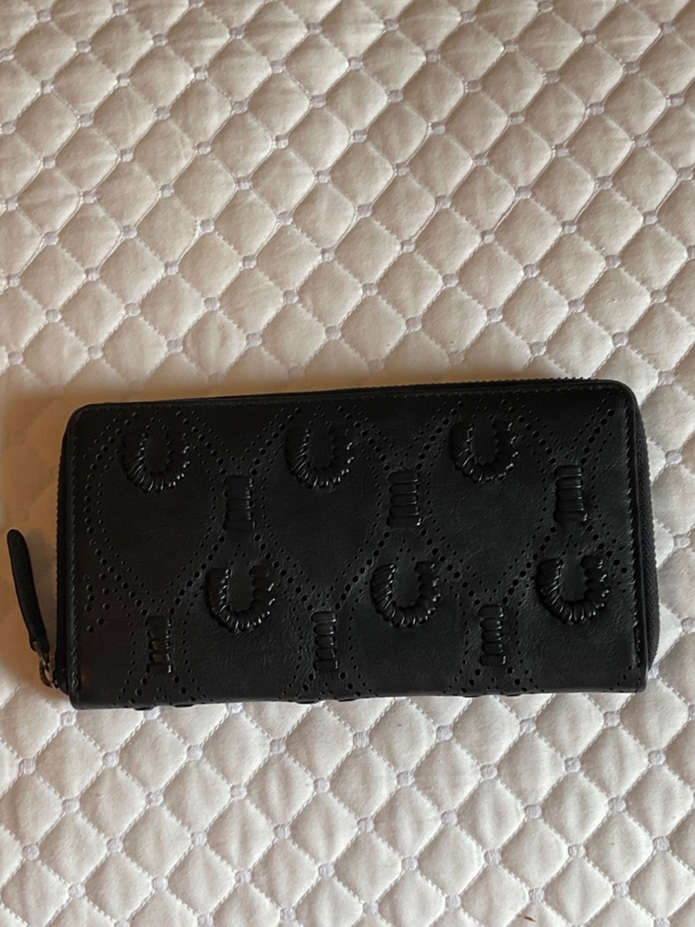 VILENCA Holland Leather Large Zip Round Peacock Stitch Wallet